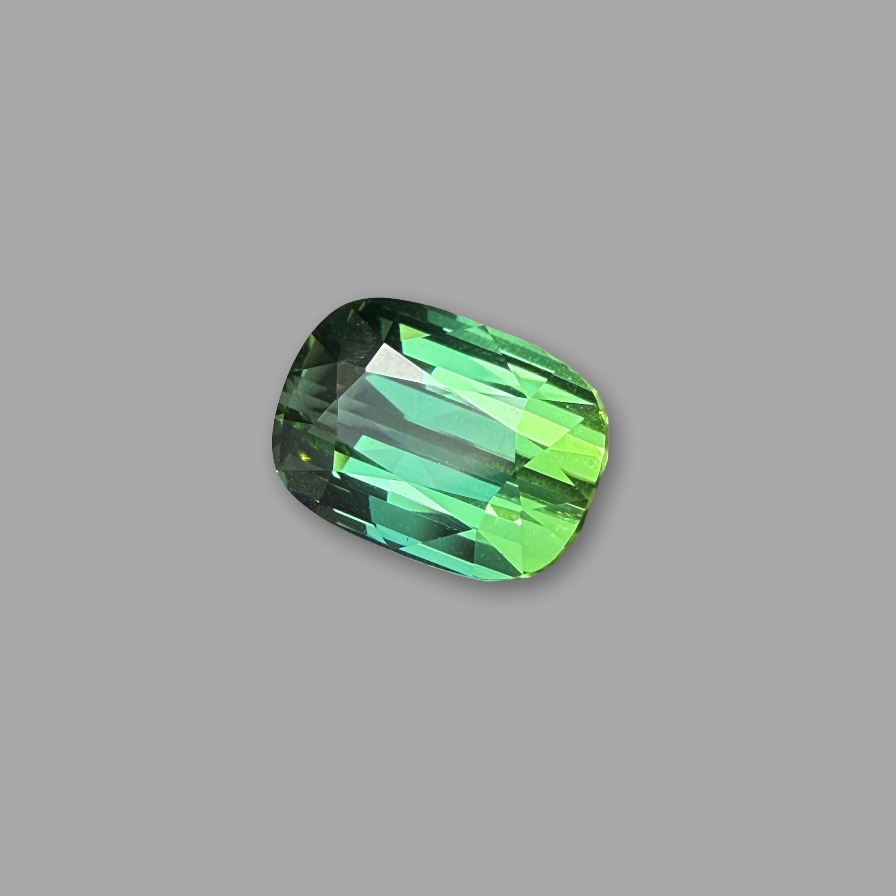 Turmalin 4,76 ct, mehrfarbig